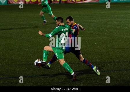 Cornella. 21 janvier 2021. Le Miralem Pjanic (R) de Barcelone rivalise avec la médina d'Agus de Cornella lors du dernier match de football de la coupe du Roi espagnole 1/16 entre le FC Barcelone et l'UE Cornella à Cornella, en Espagne, le 21 janvier 2021. Crédit : Joan Gosa/Xinhua/Alay Live News Banque D'Images