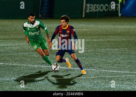Cornella. 21 janvier 2021. Le Riqui Puig (R) de Barcelone est accompagné de la médina d'Agus de Cornella lors du dernier match de football de la coupe du Roi espagnole 1/16 entre le FC Barcelone et l'UE Cornella à Cornella, en Espagne, le 21 janvier 2021. Crédit : Joan Gosa/Xinhua/Alay Live News Banque D'Images