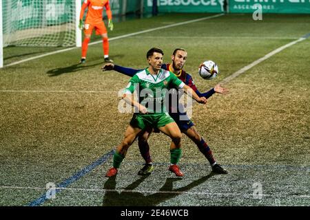 Cornella. 21 janvier 2021. Oscar Mingueza (R) de Barcelone rivalise avec Christian Borrego de Cornella lors du match final de football a Spanish King's Cup 1/16 entre le FC Barcelone et l'UE Cornella à Cornella, en Espagne, le 21 janvier 2021. Crédit : Joan Gosa/Xinhua/Alay Live News Banque D'Images