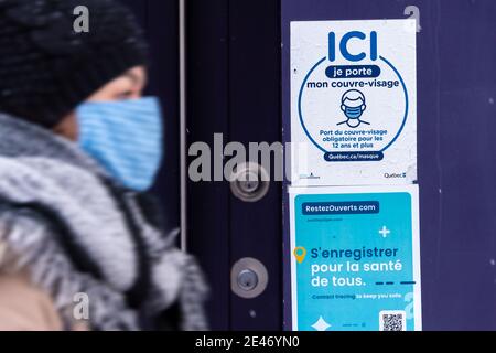 Montréal, CA - 21 janvier 2021 : une signalisation indiquant que des masques ou des revêtements non médicaux sont requis pour entrer dans le magasin Banque D'Images