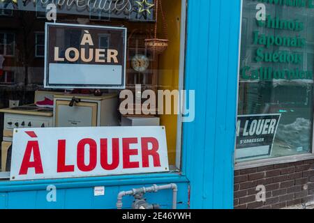 Montréal, CA - 14 janvier 2021 : un Louer (à louer en français) signe derrière les vitrines du magasin pendant la pandémie Covid-19 Banque D'Images