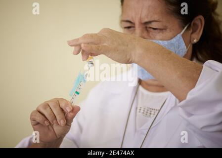 Franca, Sao Paulo, Brésil. 21 janvier 2021. Début de la vaccination contre le Covid-19 à Franca, Sao Paulo, dans la matinée de ce jeudi 21 janvier 2021. Fernando Augusto Candido, 63 ans, est le premier à prendre la dose du vaccin qui est arrivé hier avec 3,300 doses pour les professionnels de la santé. Crédit: Igor do Vale/ZUMA Wire/Alay Live News Banque D'Images