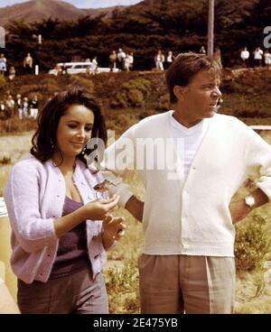 Elizabeth Taylor, Richard Burton, sur place à Big sur, CA, pendant le tournage de 'The Sandpiper' (1965) MGM / référence du fichier n° 34082-241THA Banque D'Images