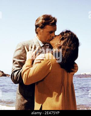 Elizabeth Taylor, Richard Burton, sur place à Big sur, CA, pendant le tournage de 'The Sandpiper' (1965) MGM / référence du fichier n° 34082-237THA Banque D'Images