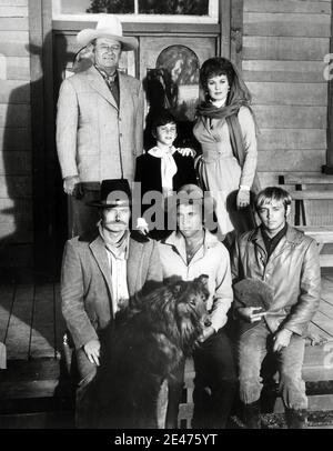 John Wayne, Ethan Wayne, Maureen O'Hara, Chris Mitchum, Bobby Vinton, Patrick Wayne, « Big Jake » (1971) National General Pictures / référence du dossier # 34082-242THA Banque D'Images