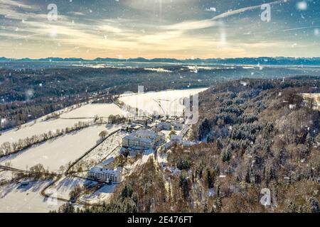 Vue d'hiver sur un monastère traditionnel comme point d'accès touristique en bavière dans des conditions enneigées capturées par un drone avec les montagnes de l'alp en arrière-plan Banque D'Images