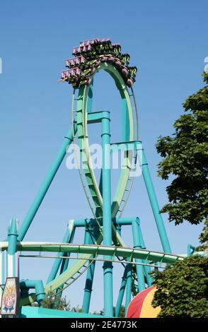 Les cavaliers se renversent sur la boucle des montagnes russes Raptor au parc d'attractions Cedar point à Sandusky, Ohio, États-Unis. Banque D'Images