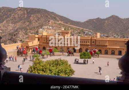 les éléphants déchargent leurs cavaliers sur la place principale à amber fort à jaipur, inde Banque D'Images