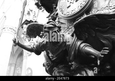 BRUXELLES, BELGIQUE - 18 octobre 2014 : photo du portrait en noir et blanc de la statue religieuse en bois d'un ange tenant l'épée dans la cathédrale de Bruxelles. Banque D'Images