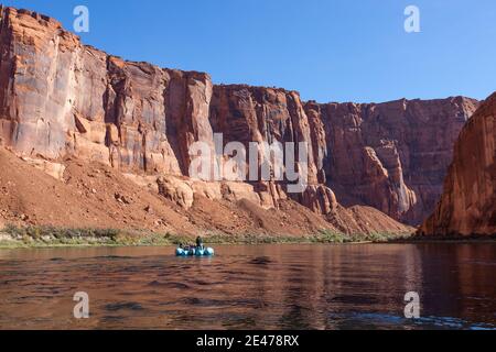 Rafting sur une zone calme du fleuve Colorado à travers Horseshoe Bend dans Glen Canyon lors d'une journée ensoleillée. Banque D'Images