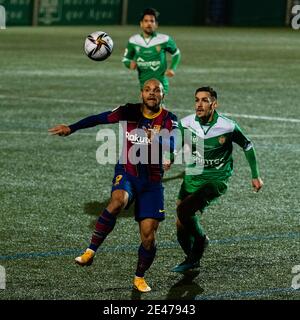 Cornella. 21 janvier 2021. Martin Braithwaite (L) de Barcelone vie avec Ivan Guzman lors du match de football final a Spanish King's Cup 1/16 entre le FC Barcelone et UE Cornella à Cornella, Espagne, le 21 janvier 2021. Crédit : Joan Gosa/Xinhua/Alay Live News Banque D'Images