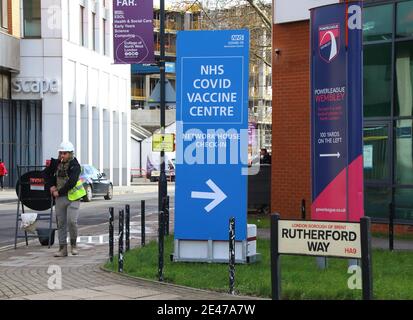 Londres, Royaume-Uni. 21 janvier 2021. La signalisation dirige le public vers le centre de vaccination du NHS.UN flux régulier de personnes âgées avec rendez-vous pré-réservés au nouveau centre de vaccination Covid-19 du Centre du Bureau olympique, près du stade Wembley de Londres. Il s'agit de l'un des 10 nouveaux centres de vaccination à grande échelle ouverts cette semaine, pour rejoindre les sept déjà en usage dans tout le pays. Jusqu'à présent, 4.9 millions de personnes au Royaume-Uni ont reçu la première dose de vaccin et le gouvernement prévoit que ce nombre passera à 15 millions d'ici le 15 février. Crédit : SOPA Images Limited/Alamy Live News Banque D'Images