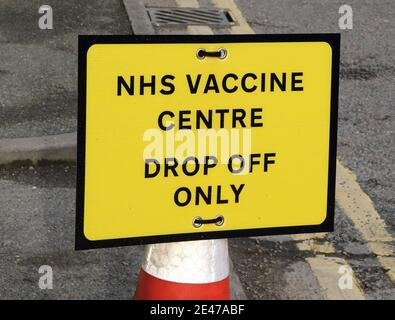 Londres, Royaume-Uni. 21 janvier 2021. La signalisation dirige le public vers le centre de vaccination du NHS.UN flux régulier de personnes âgées avec rendez-vous pré-réservés au nouveau centre de vaccination Covid-19 du Centre du Bureau olympique, près du stade Wembley de Londres. Il s'agit de l'un des 10 nouveaux centres de vaccination à grande échelle ouverts cette semaine, pour rejoindre les sept déjà en usage dans tout le pays. Jusqu'à présent, 4.9 millions de personnes au Royaume-Uni ont reçu la première dose de vaccin et le gouvernement prévoit que ce nombre passera à 15 millions d'ici le 15 février. Crédit : SOPA Images Limited/Alamy Live News Banque D'Images