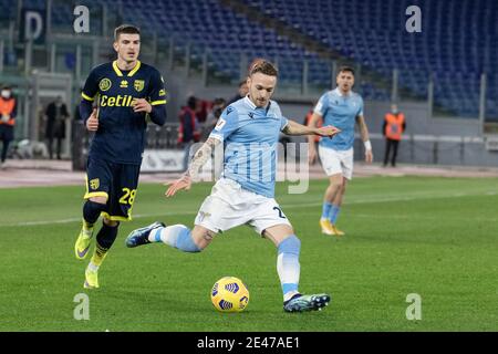 Rome, Italie. 21 janvier 2021. Manuel Lazzari de SS Lazio vu en action pendant le match de coupe italienne entre SS Lazio et Parme au Stadio Olimpico.(score final; SS Lazio 2:1 Parme) Credit: SOPA Images Limited/Alamy Live News Banque D'Images