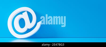 E-mail blanc au symbole appuyé contre le mur bleu dans la pièce avec le fond bleu de la bannière, contactez-nous ou concept de communication, illustration 3D avec Banque D'Images