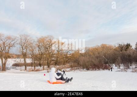 Toronto, Ontario, Canada. 19 janvier 2020. Les enfants et les parents aiment se faire du toboggan par une journée hivernale froide. Les températures hivernales seront légèrement inférieures à la normale à l'est et légèrement supérieures à la normale à l'ouest, les périodes les plus froides étant à la mi-janvier et à la fin janvier. Crédit : Shawn Goldberg/SOPA Images/ZUMA Wire/Alay Live News Banque D'Images