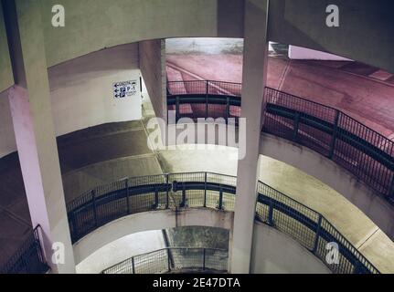 Vue en grand angle de la sortie sur un parking bâtiment Banque D'Images