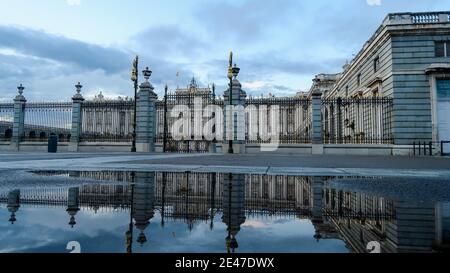 Palais de Madrid se reflétant dans une grande flaque Banque D'Images