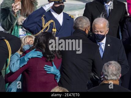 Washington, États-Unis. 21 janvier 2021. Le président Joe Biden et la première dame, le Dr Jill Biden, saluent l'ancien président Barack Obama et Michelle Obama lorsqu'ils partent après la cérémonie d'inauguration au Capitole des États-Unis à Washington, DC, le mercredi 20 janvier 2021. En bas à droite se trouve l'ancien président George W. Bush. Photo de Pat Benic/UPI crédit: UPI/Alay Live News Banque D'Images