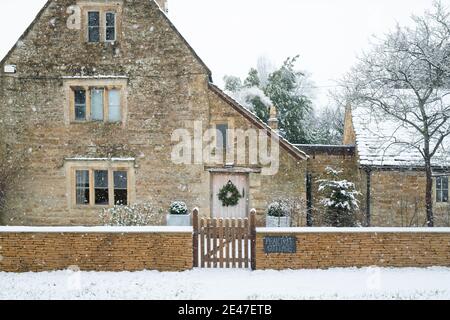 Cotswold cottage en pierre dans la neige de décembre. WYCK Rissington, Cotswolds, Gloucestershire, Angleterre Banque D'Images