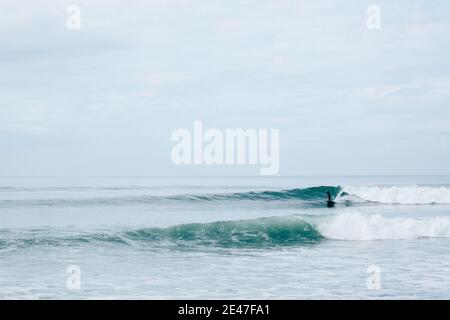 TRESTLES, ÉTATS-UNIS - 13 octobre 2018: Lonely Surfer dans les trestles supérieurs de la Californie Banque D'Images