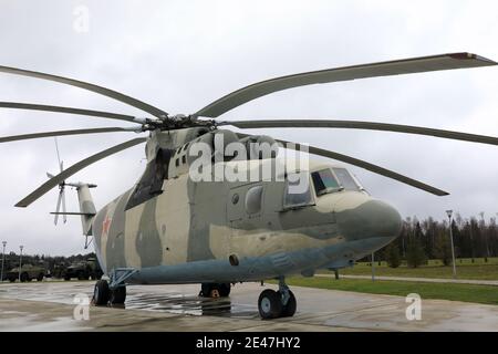 Hélicoptère de transport militaire russe Halo sur aérodrome Banque D'Images