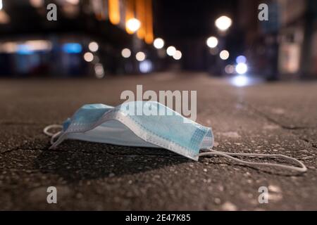 Essen, Allemagne. 22 janvier 2021. Un masque de protection se trouve au sol dans le centre-ville. En Allemagne, plus de 50,000 000 personnes sont mortes à cause du coronavirus depuis le début de la pandémie. Credit: Federico Gambarini/dpa/Alay Live News Banque D'Images