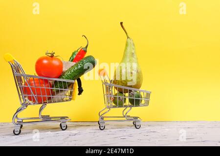 Légumes et fruits dans le mini panier. Alimentation saine. copyspace Banque D'Images