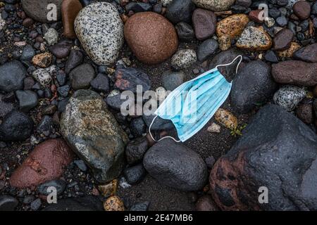 Un masque facial jeté sur le lit de la rivière Nisqually près du parc national du Mont Rainier, Washington, États-Unis. Banque D'Images