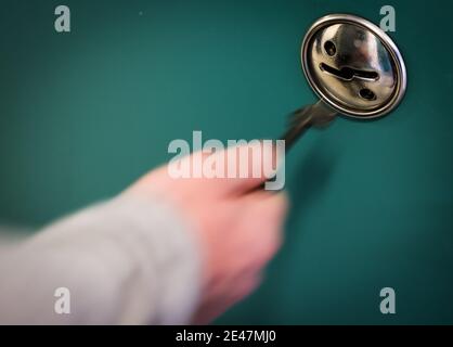 21 janvier 2021, Schleswig-Holstein, Neumünster: Un agent de correction ouvre la porte d'une salle de cellules dans une aile du Centre de détention de la jeunesse de Moltsfelde, prise lors d'une séance photo. Photo: Christian Charisius/dpa Banque D'Images