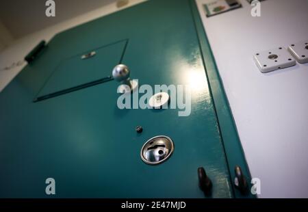 21 janvier 2021, Schleswig-Holstein, Neumünster : porte d'une cellule dans une aile du Centre de détention de la jeunesse de Moltsfelde, prise lors d'une séance photo. Photo: Christian Charisius/dpa Banque D'Images