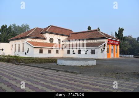 Vue du côté droit de l'ancien bâtiment UTKARSH - THE RISING, l'aile junior de l'école publique de l'Armée, près du terrain de club de Turf, terrain de club de Turf Banque D'Images