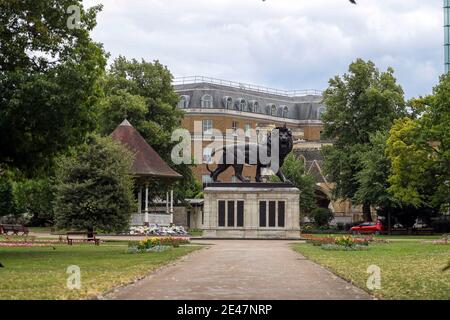 Photo du dossier datée du 06/07/20 de Forbury Gardens à Reading, où David Wails, Joseph Ritchie-Bennett et James Furlong ont été tués dans l'attaque terroriste de Reading peu avant 19h, le 20 juin. Le frère de l'une des victimes de l'attaque terroriste de Reading a déclaré que son frère « brillant » avait l'intention de grimper le Mont Kilimanjaro pour son 40ème anniversaire, mais a fait que ses espoirs et ses rêves ont été réduits sans raison. Date de publication : vendredi 22 janvier 2021. Banque D'Images