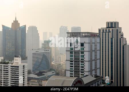 Brume et pollution au-dessus du centre de Bangkok, Thaïlande Banque D'Images