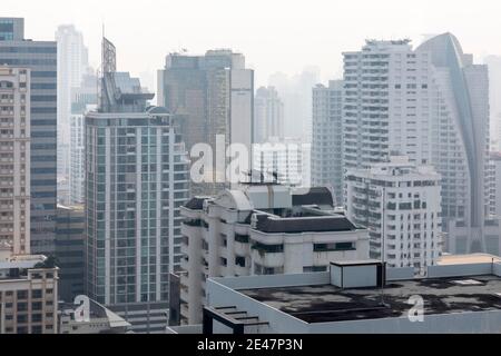 Brume et pollution au-dessus du centre de Bangkok, Thaïlande Banque D'Images