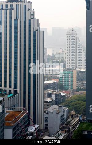Brume et pollution au-dessus du centre de Bangkok, Thaïlande