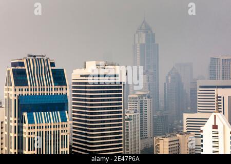 Brume et pollution au-dessus du centre de Bangkok, Thaïlande Banque D'Images