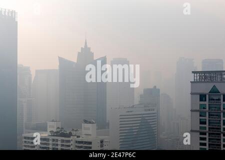 Brume et pollution au-dessus du centre de Bangkok, Thaïlande Banque D'Images