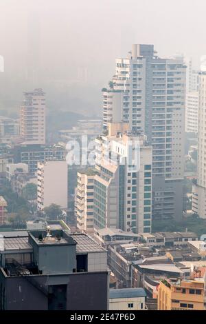 Brume et pollution au-dessus du centre de Bangkok, Thaïlande Banque D'Images