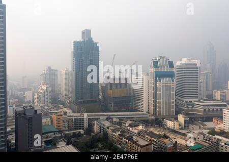 Brume et pollution au-dessus du centre de Bangkok, Thaïlande Banque D'Images