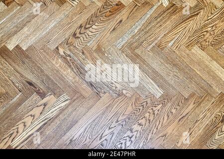 Élégant parquet en chêne d'époque avec chevrons traditionnels motif dans la pièce claire vide fermer la vue supérieure Banque D'Images