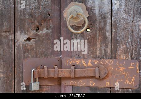 Vieille porte d'une maison à l'intérieur de la forteresse de Dapeng à Shenzhen en Chine. De nombreuses années et plein de caractère. Banque D'Images