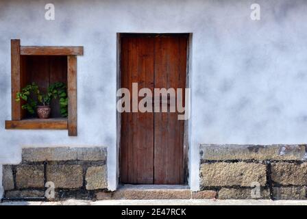 Petite maison à l'intérieur de la forteresse de Dapeng à Shenzhen. Porte et fenêtre simples avec décoration de plantes en pot. Banque D'Images