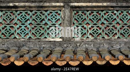 Ancien et richement de tuiles de toiture dans l'ancienne forteresse de Dapeng Shenzhen, Chine. La forteresse a plusieurs centaines d'années et la plupart est originale. Banque D'Images