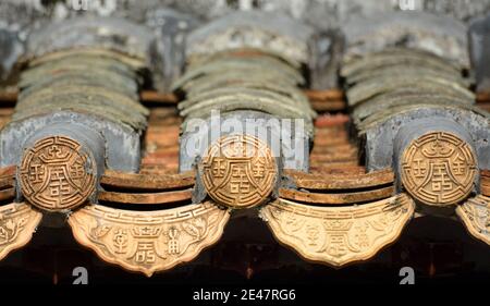 Ancien et richement de tuiles de toiture dans l'ancienne forteresse de Dapeng Shenzhen, Chine. La forteresse a plusieurs centaines d'années et la plupart est originale. Banque D'Images