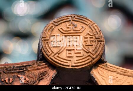 Ancien et richement de tuiles de toiture dans l'ancienne forteresse de Dapeng Shenzhen, Chine. La forteresse a plusieurs centaines d'années et la plupart est originale. Banque D'Images
