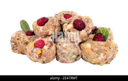 Groupe de boules de farce de viande de porc crue avec des canneberges isolées sur fond blanc Banque D'Images