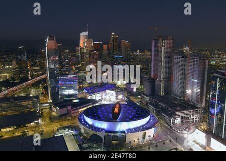 Vue aérienne du Staples Center et de la ville, jeudi 21 janvier 2021, à Los Angeles. L'aréna est le stade des Los Angeles Lakers an Banque D'Images