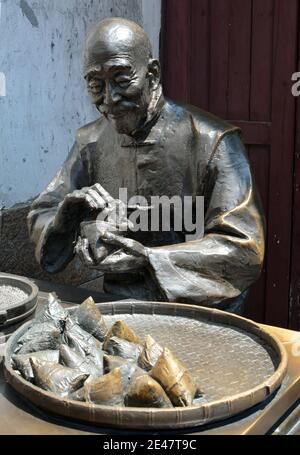 Statue en métal à l'extérieur du musée zongzi à Yuehe, Jiaxing. Couvrant l'histoire du célèbre raviolis de riz à la vapeur.oct 2020 Banque D'Images