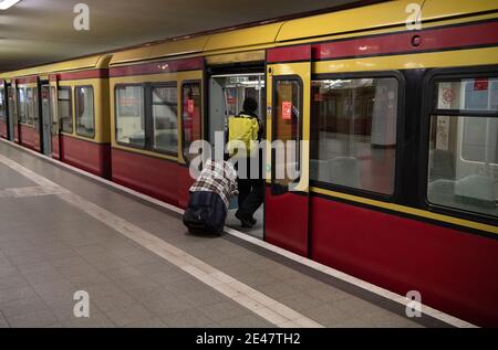 Berlin, Allemagne. 22 janvier 2021. Un homme portant une protection de la bouche et du nez monte sur un train tôt le matin. Credit: Paul Zinken/dpa-Zentralbild/dpa/Alay Live News Banque D'Images